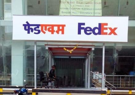 Bilingual Hindi and English FedEx fascia sign above a service centre entrance