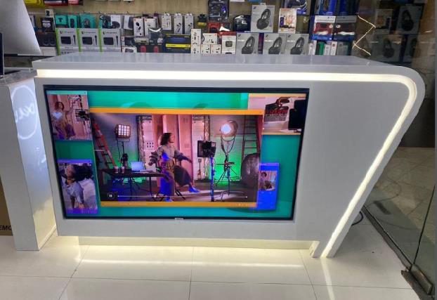 Dell retail experience counter with curved LED-lit edge and front video screen